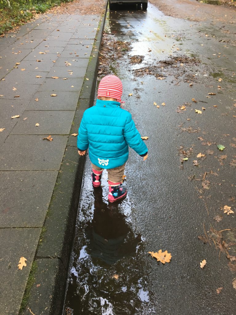 Herbst mit Kindern - Pfützen springen