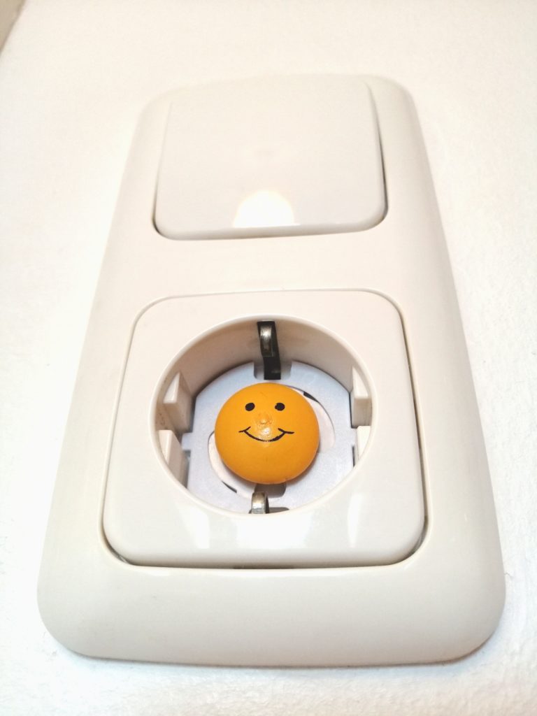 Wohnung kindesicher machen steckdose smiley
